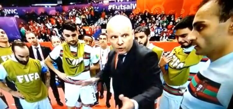Selecionador Nacional Jorge Braz a dar instruções aos jogadores no Portugal-Espanha no Mundial de Futsal