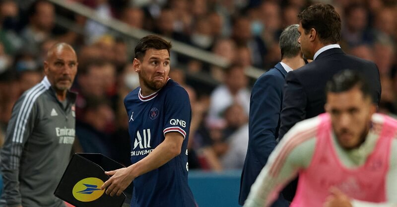 A reação de Lionel Messi ao ser substituído no Lyon-PSG