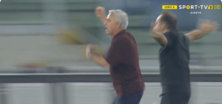 José Mourinho corre para festejar golo da vitória da AS Roma sobre o Sassuolo