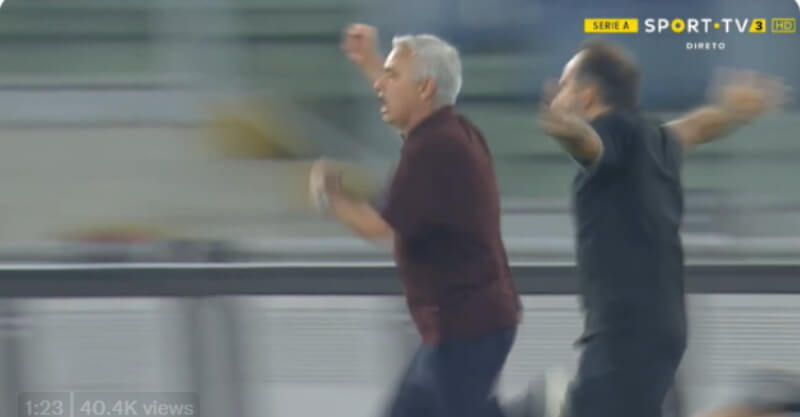 José Mourinho corre para festejar golo da vitória da AS Roma sobre o Sassuolo