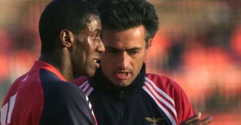 José Mourinho a dar instruções a Sabry, quando treinava o Benfica