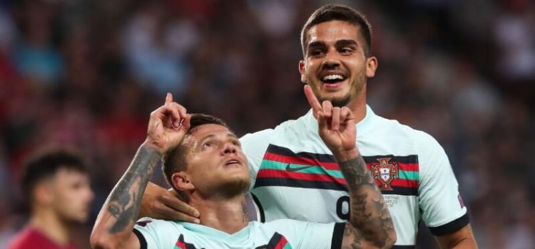 Otávio e André Silva festejam golo por Portugal ao Qatar
