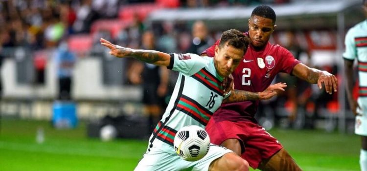 Otávio em disputa de bola no Qatar-Portugal