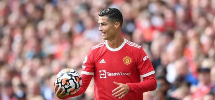 Cristiano Ronaldo com a bola na mão no Manchester United-Newcastle