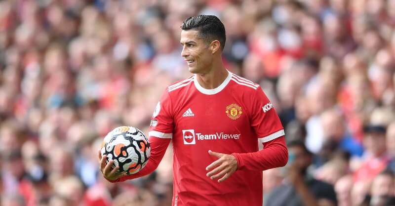Cristiano Ronaldo com a bola na mão no Manchester United-Newcastle