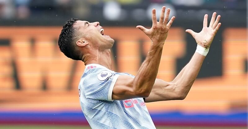 Cristiano Ronaldo desesperado após o árbitro não marcar um penalti no West Ham-Manchester United