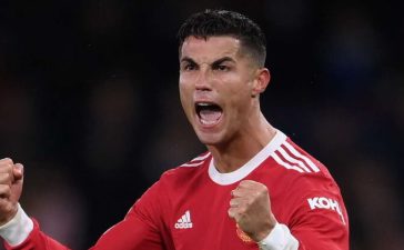 A euforia de Cristiano Ronaldo após marcar o golo da vitória do Manchester United sobre o Villarreal na Liga dos Campeões