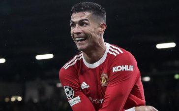 Cristiano Ronaldo começa a tirar a camisola para festejar o golo da vitória do Manchester United sobre o Villarreal