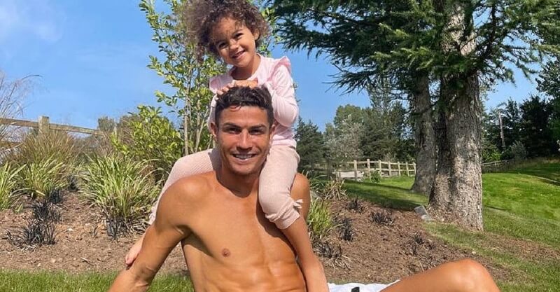 Cristiano Ronaldo no jardim da sua casa em Manchester, com a sua filha Alana Martina