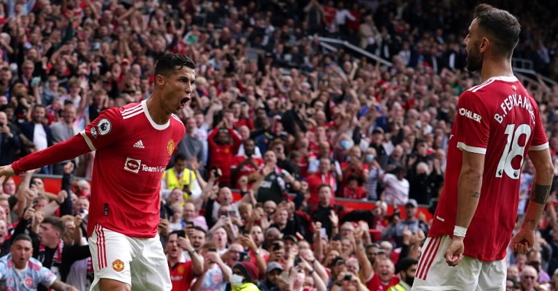 Bruno Fernandes abeira-se de Cristiano Ronaldo para festejar o seu golo no Manchester United-Newcastle