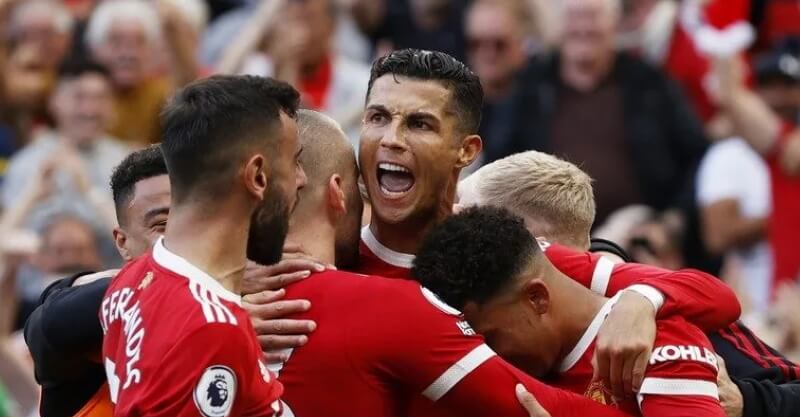 Cristiano Ronaldo celebra golo pelo Manchester United junto dos colegas de equipa