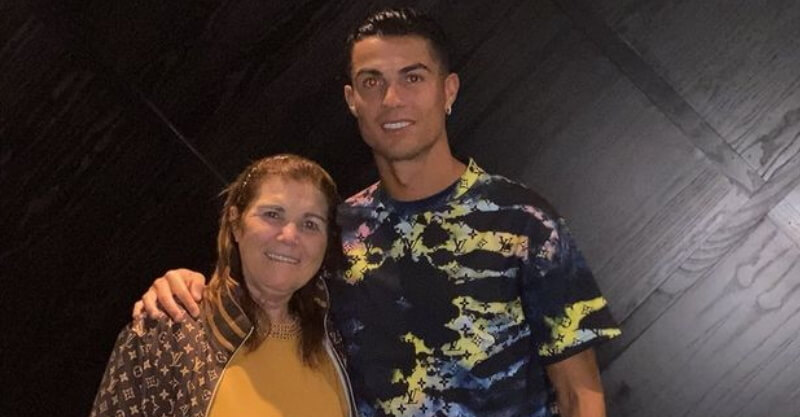 Cristiano Ronaldo ao lado de Dolores Aveiro num restaurante italiano