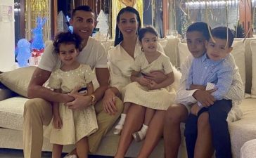 Cristiano Ronaldo com a sua namorada e os seus filhos