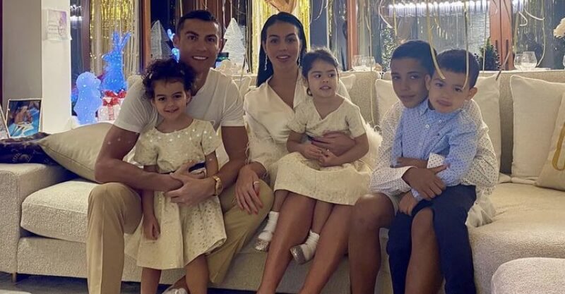 Cristiano Ronaldo com a sua namorada e os seus filhos