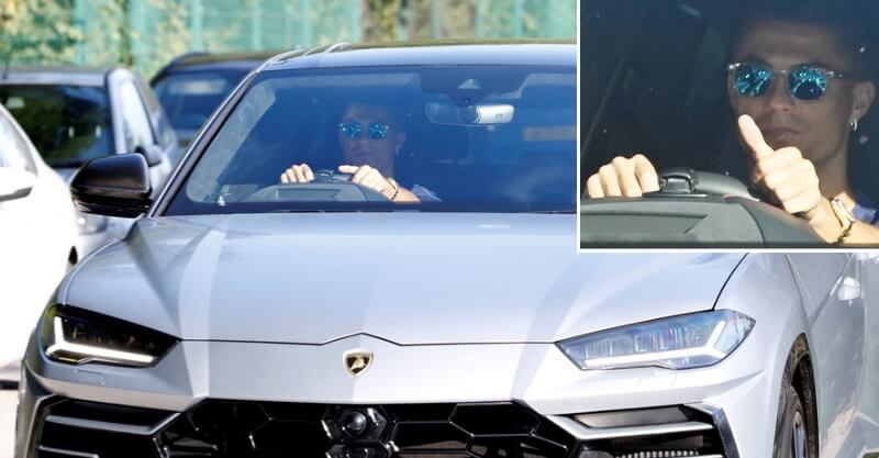 Cristiano Ronaldo chega ao centro de treinos do Manchester United no seu Lamborghini