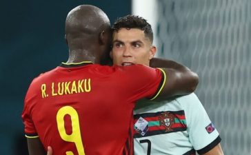 Cristiano Ronaldo e Romelu Lukaku após o Bélgica-Portugal no Euro 2020