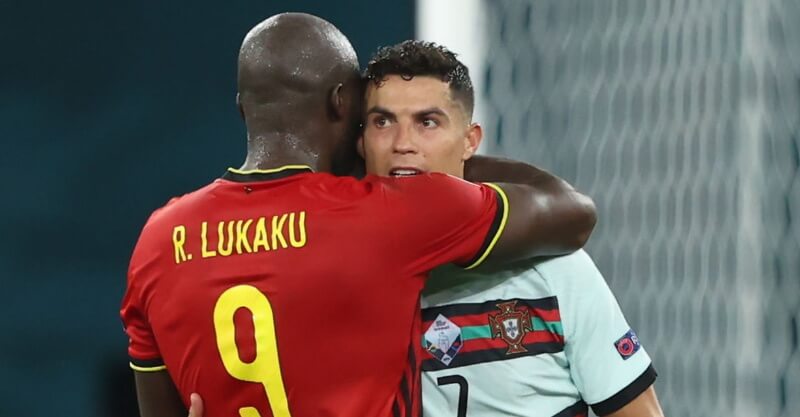 Cristiano Ronaldo e Romelu Lukaku após o Bélgica-Portugal no Euro 2020