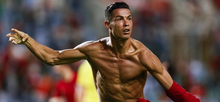 Cristiano Ronaldo tira a camisola para festejar o golo da vitória de Portugal sobre a República da Irlanda