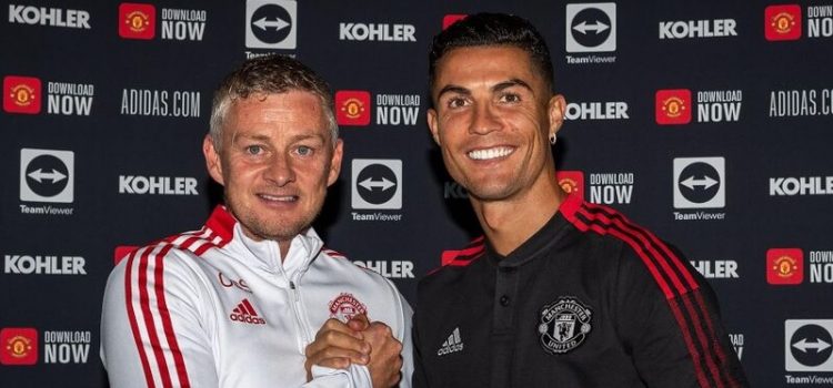 Cristiano Ronaldo ao lado do treinador do Manchester United Ole Gunnar Solskjaer