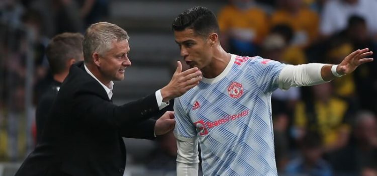 Cristiano Ronaldo escuta as instruções de Ole Gunnar Solskjaer no Young Boys-Manchester United
