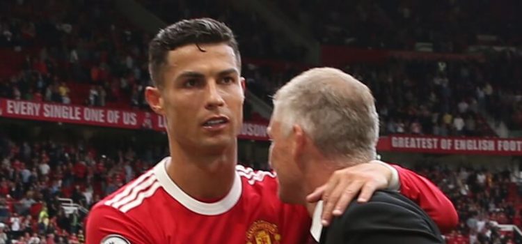 Cristiano Ronaldo abraça Ole Gunnar Solskjaer após a derrota do Manchester United frente ao Aston Villa