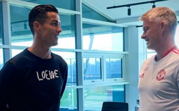 Cristiano Ronaldo à conversa com Ole Gunnar Solskjaer no centro de treinos do Manchester United