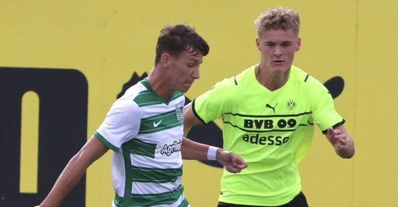 Jogadores do Sporting sub-19 e Dortmund em disputa de bola na Youth League