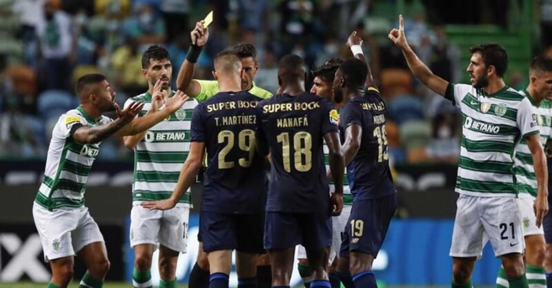 Momento da expulsão de Toni Martínez no Sporting-FC Porto