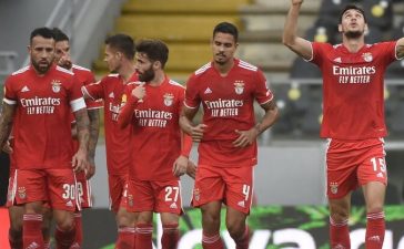 Jogadores do Benfica celebram o golo ao V. Guimarães