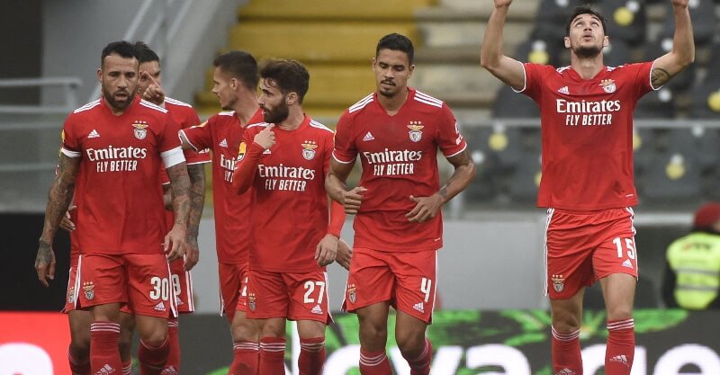 Jogadores do Benfica celebram o golo ao V. Guimarães