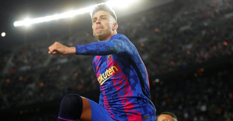 Gerard Piqué festeja golo da vitória do Barcelona sobre o Dínamo de Kiev