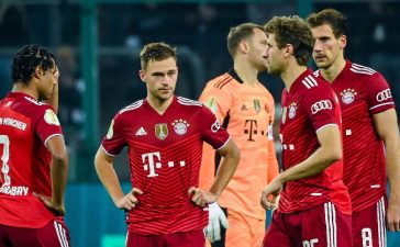 Desilusão dos jogadores do Bayern de Munique após eliminação da Taça da Alemanha