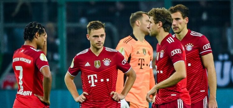 Desilusão dos jogadores do Bayern de Munique após eliminação da Taça da Alemanha