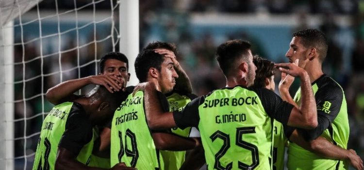 Jogadores do Sporting festejam golo ao Belenenses na Taça de Portugal