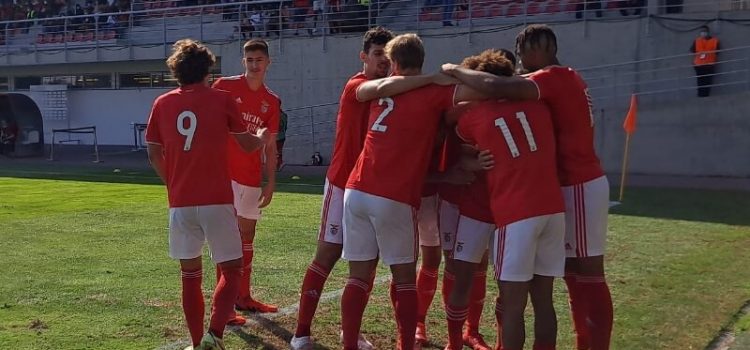 Jogadores do Benfica festejam goleada sobre o Bayern na Youth League