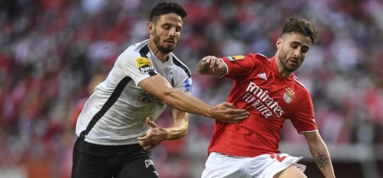 Rafa em disputa de bola com Lucas Possignolo no Benfica-Portimonense