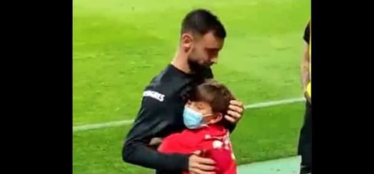Bruno Fernandes abraça criança após o Portugal-Luxemburgo