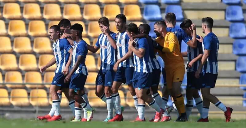 FC Porto após a vitória sobre o AC Milan na Youth League