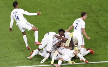 Jogadores da França celebram reviravolta contra a Bélgica na meia-final da Liga das Nações