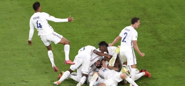 Jogadores da França celebram reviravolta contra a Bélgica na meia-final da Liga das Nações