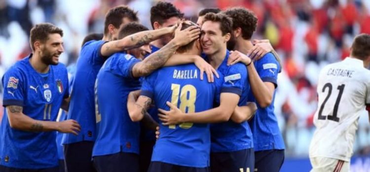 Jogadores da Itália a celebrarem o golo de Barella à Bélgica na Liga das Nações
