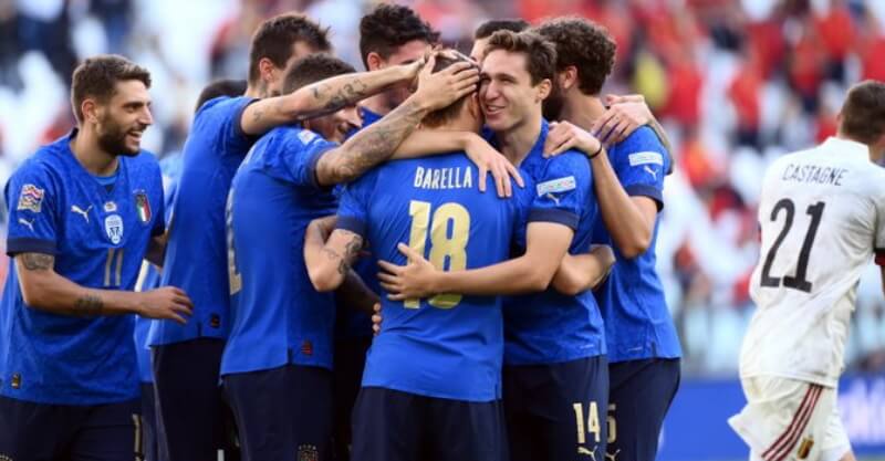 Jogadores da Itália a celebrarem o golo de Barella à Bélgica na Liga das Nações