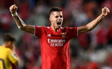 Julian Weigl celebra vitória do Benfica com os adeptos