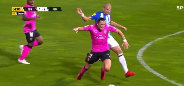 O lance entre Pepe e Dadashov no Tondela-FC Porto