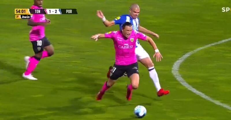O lance entre Pepe e Dadashov no Tondela-FC Porto