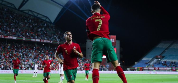 Cristiano Ronaldo festeja golo ao Qatar por Portugal com André Silva
