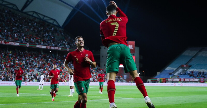 Cristiano Ronaldo festeja golo ao Qatar por Portugal com André Silva