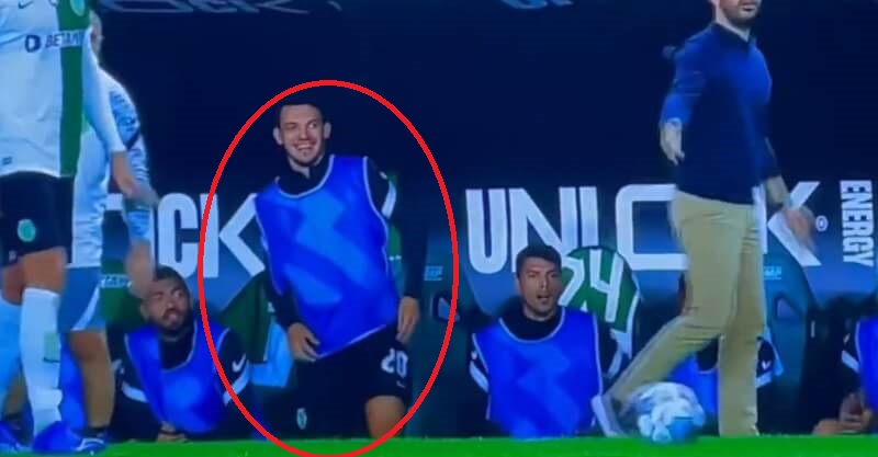 Pedro Gonçalves e Bruno Tabata gozam com o árbitro Manuel Mota no Sporting-Famalicão