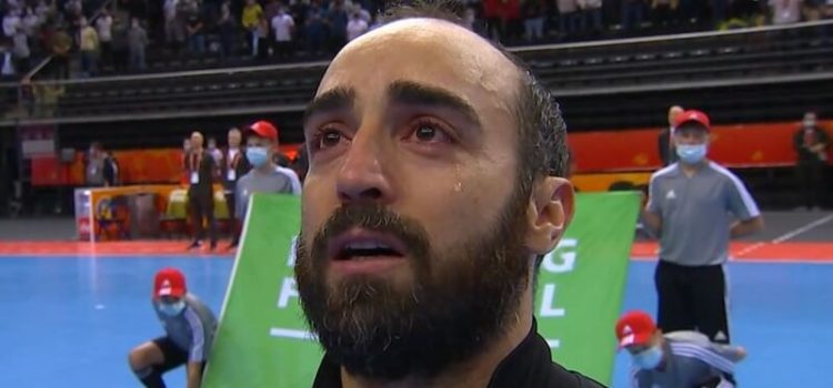 Ricardinho em lágrimas ao ouvir o hino nacional pela última vez como jogador da Seleção Nacional