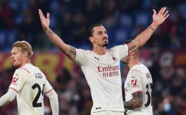 Zlatan Ibrahimovic celebra golo do AC Milan na vitória sobre a AS Roma